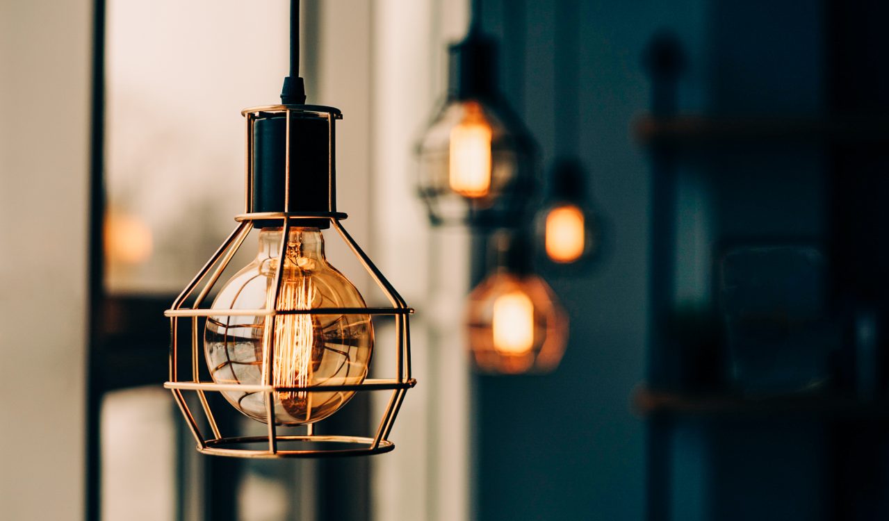 Taklampe med sparepære i metall